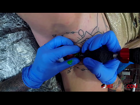 ❤️ Estremamente tatuato hottie Sully Savage ottenuto un tatuaggio sul suo clitoride ❌ Pornoal it.pornoreino-com.ru ❌